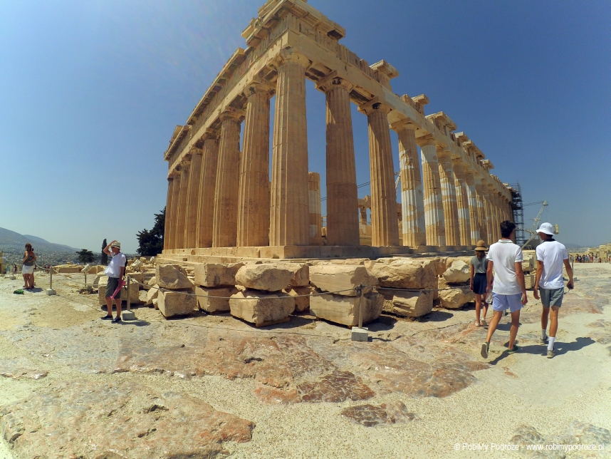 nierówna droga na Akropolu