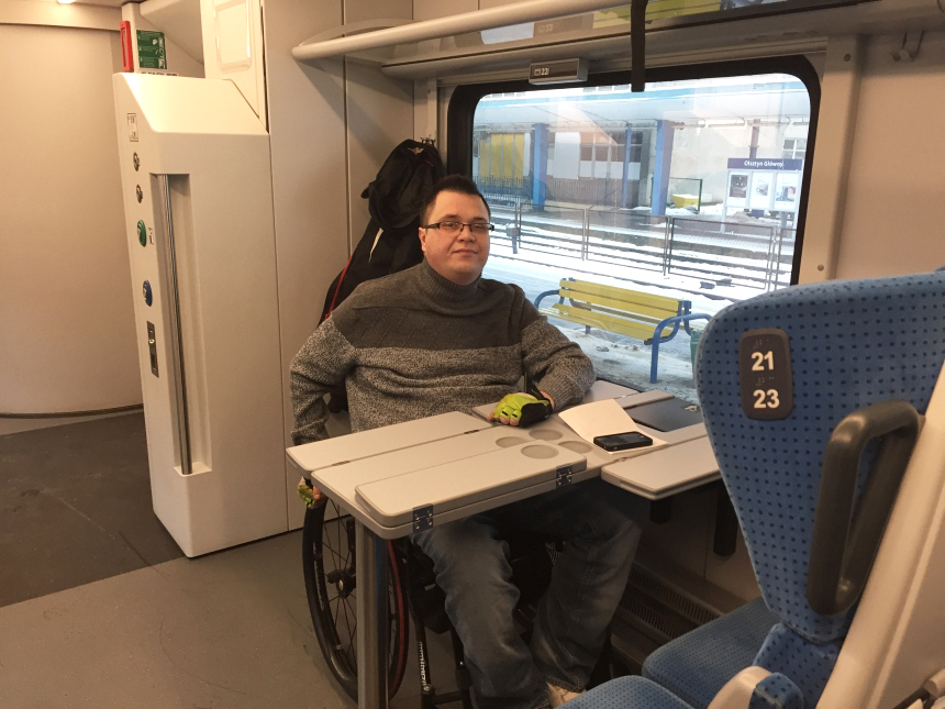 jazda pociągiem na wózku inwalidzkim