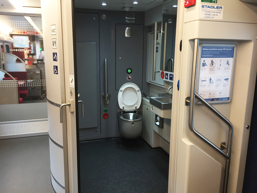 toaleta dla niepełnosprawnych w pociągu