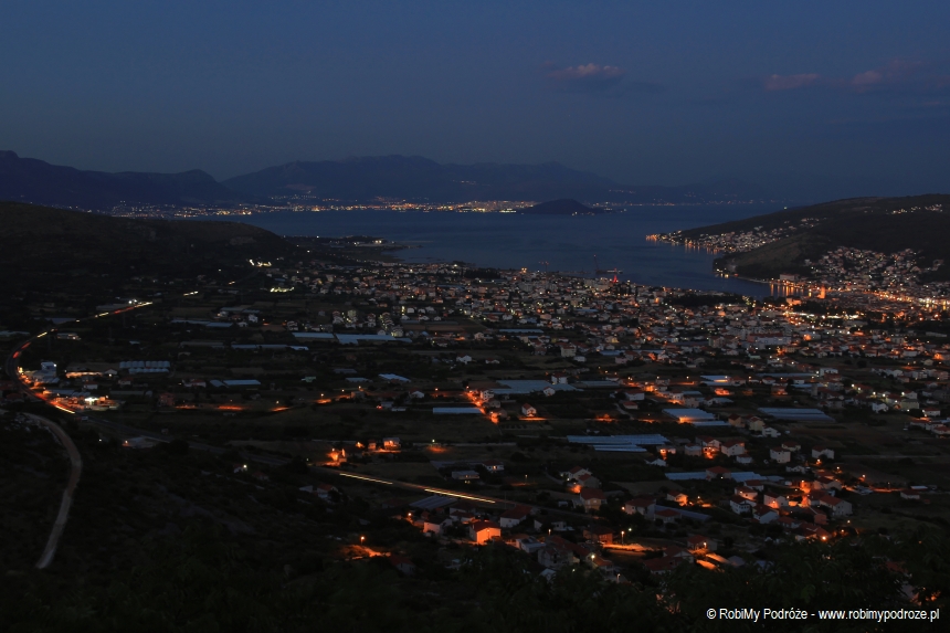 miejsce w Chorwacji by zobaczyć nocną panoramę Środkowej Dalmacji