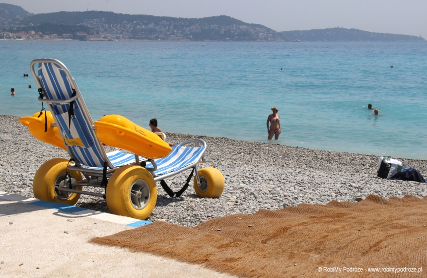 plaża w Nicei dostosowaną plażą