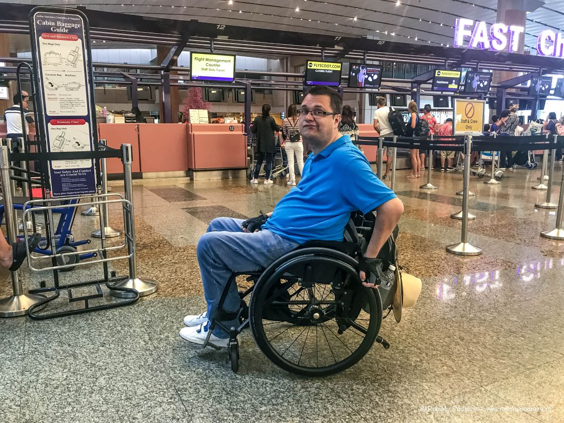 niepełnosprawny na lotnisku Changi