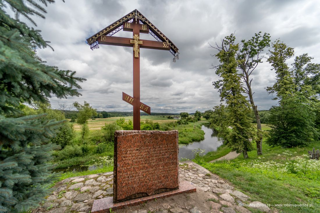 widok na rzekę Supraśl - kamień i krzyż