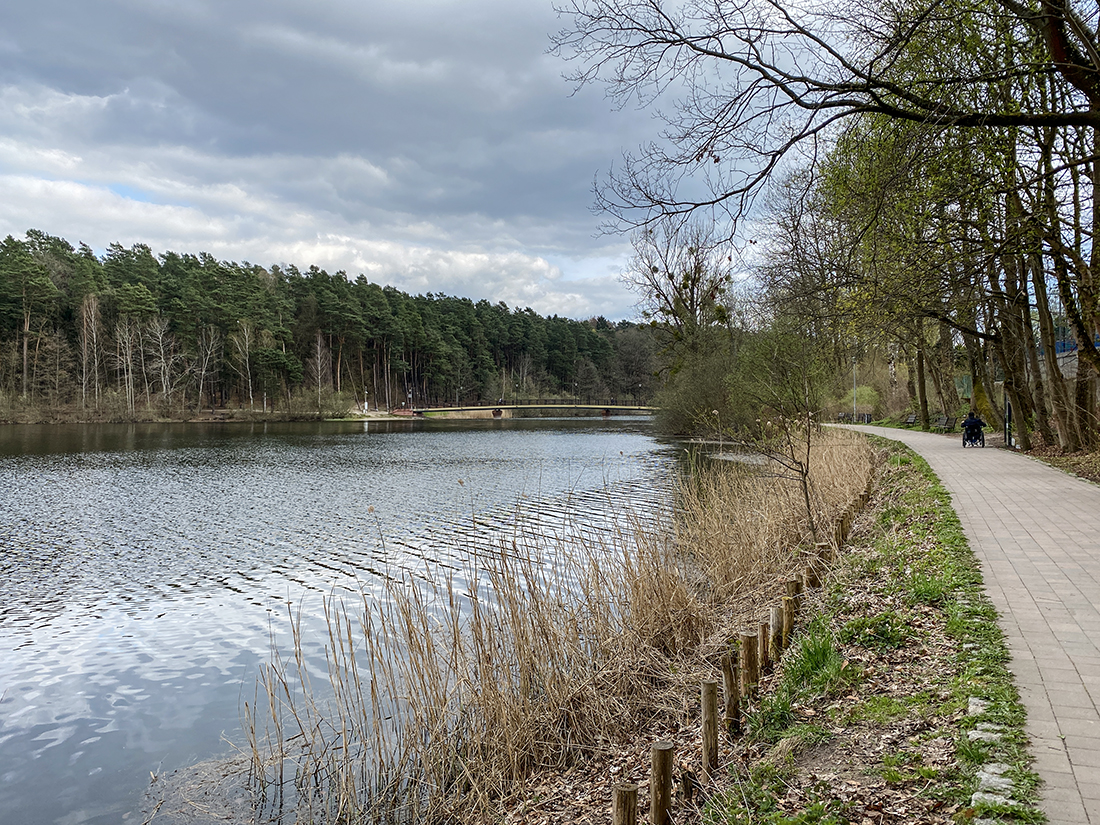 ścieżka spacerowa w Olsztynie nad jeziorem i most