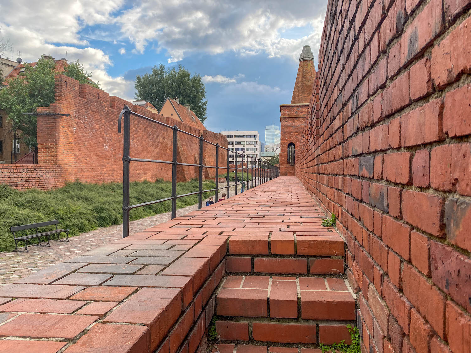 Spacer po Warszawie przez mury