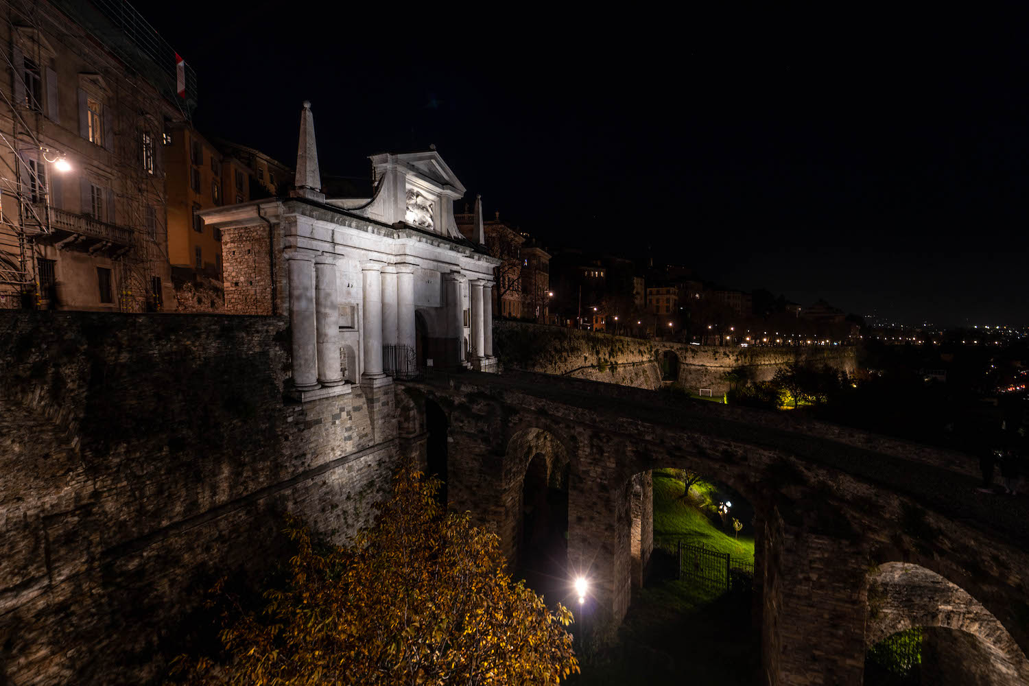 Porta San Giacomo w Bergamo o zmierzchu