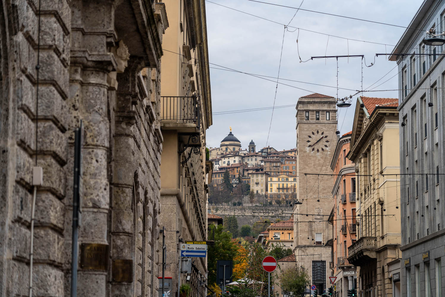 widok na Citta Alta w Bergamo z dołu