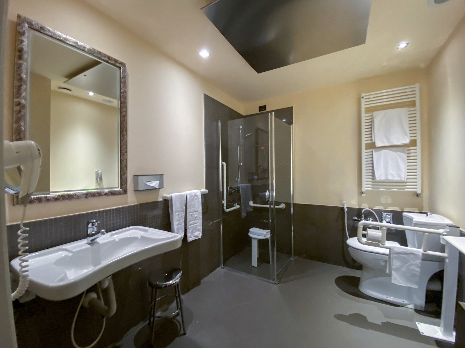 Hotel NH Bergamo - dostosowana łazienka